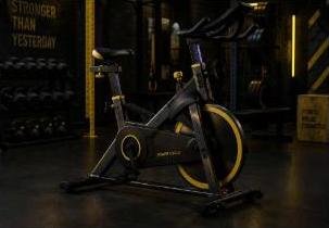 Bicicleta de spinning para un espacio de entrenamiento