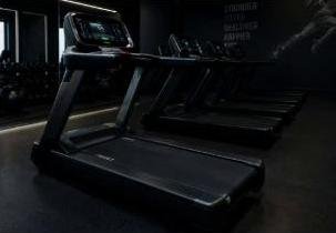 Zona de cintas de correr para un gimnasio